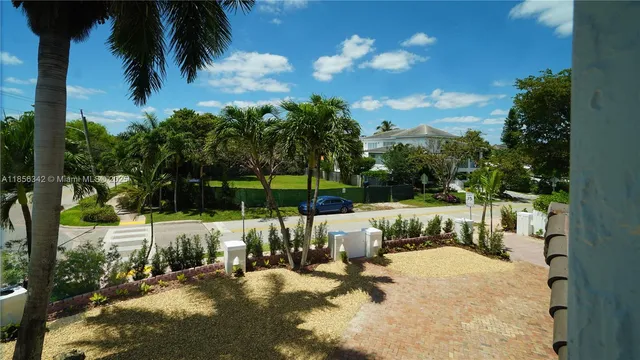 $3,895,000 | 691 Ridgewood Road, Key Biscayne, FL 33149