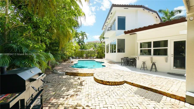 $3,895,000 | 691 Ridgewood Road, Key Biscayne, FL 33149