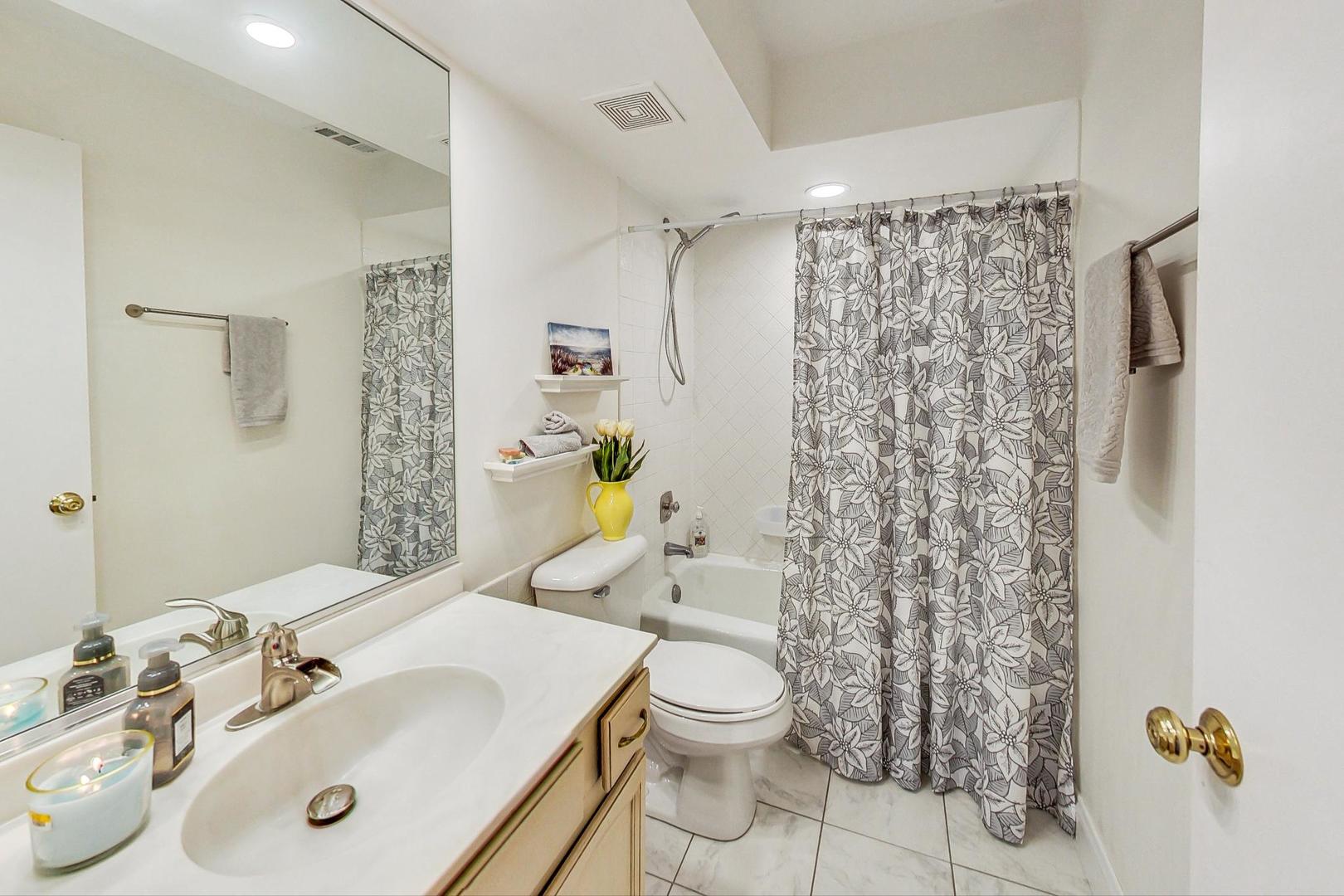 1-s150 Spring Road, Unit 2H Oak Brook, IL 60181 - Photo 17 of 22 Gallery Image 17