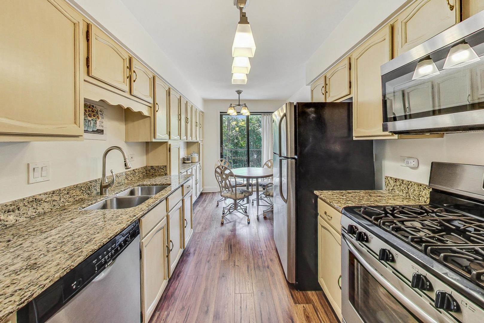 1-s150 Spring Road, Unit 2H Oak Brook, IL 60181 - Photo 8 of 22 Gallery Image 8