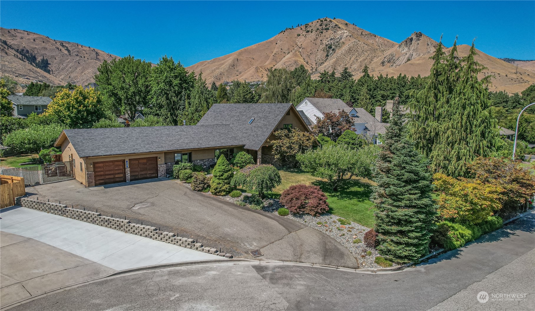 412 Castleview Place Wenatchee, WA 98801 - Photo 1 of 37 Gallery Image 1