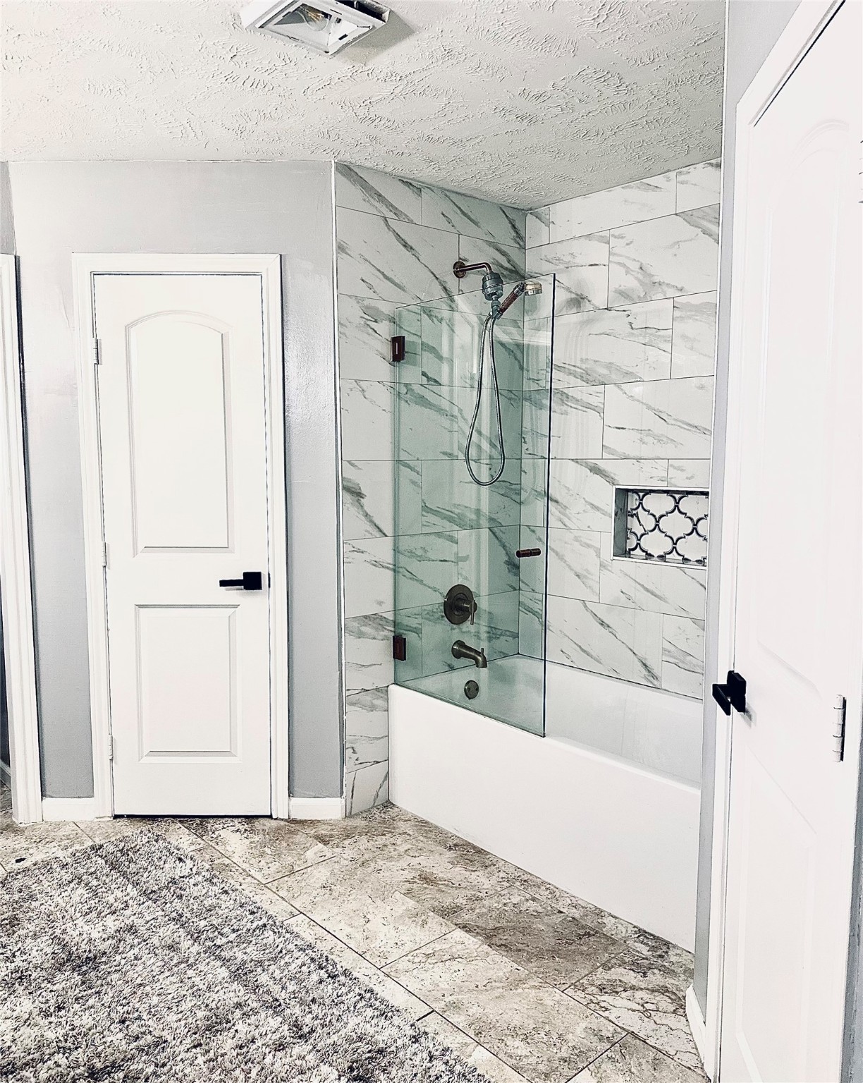 1457 Camellia Street Sweeny, TX 77480 - Photo 18 of 34 a bathroom with a bathtub and shower