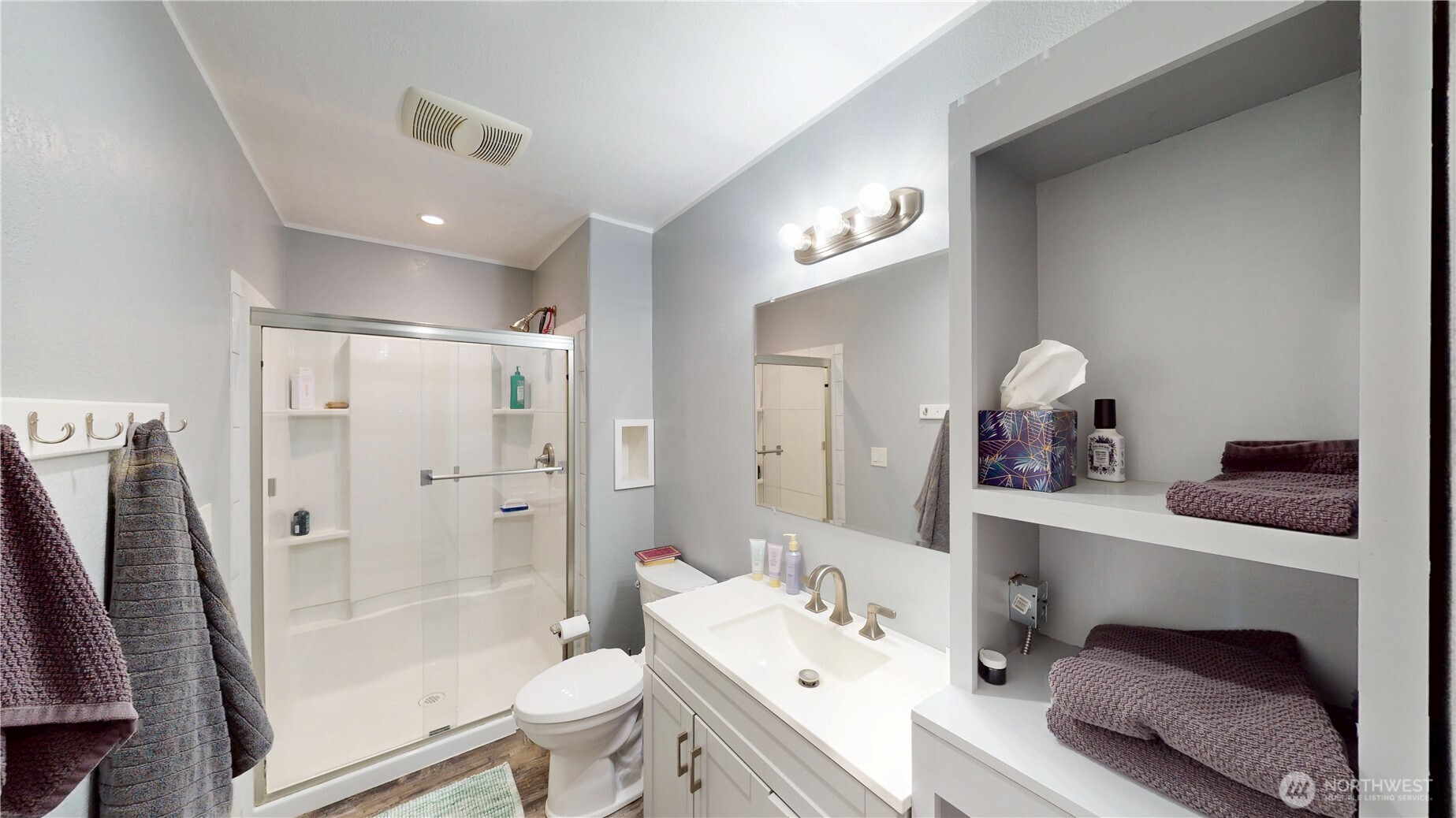 79 Duck Lake Road Omak, WA 98841 - Photo 24 of 40 a bathroom with a tub sink and mirror