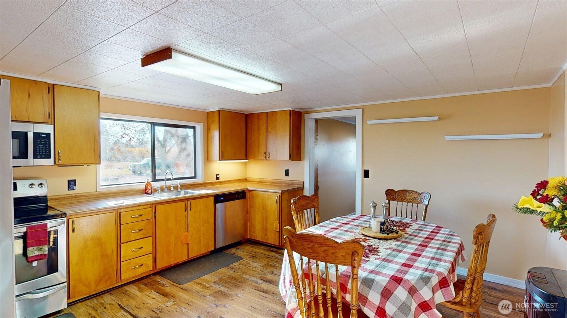 79 Duck Lake Road Omak, WA 98841 - Photo 8 of 40 a bedroom with a bed and a table in it