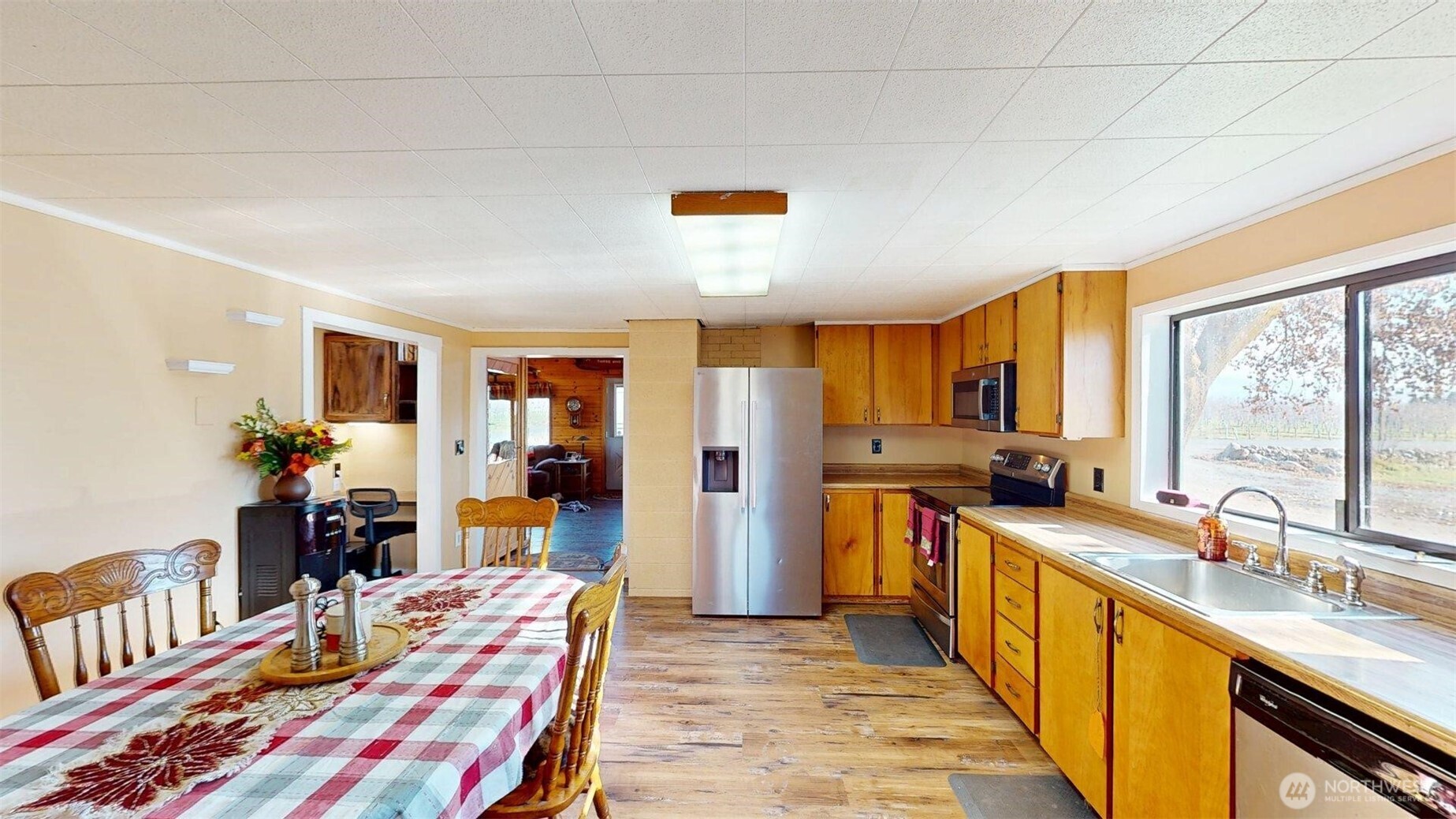79 Duck Lake Road Omak, WA 98841 - Photo 9 of 40 a very nice looking living room with a large window