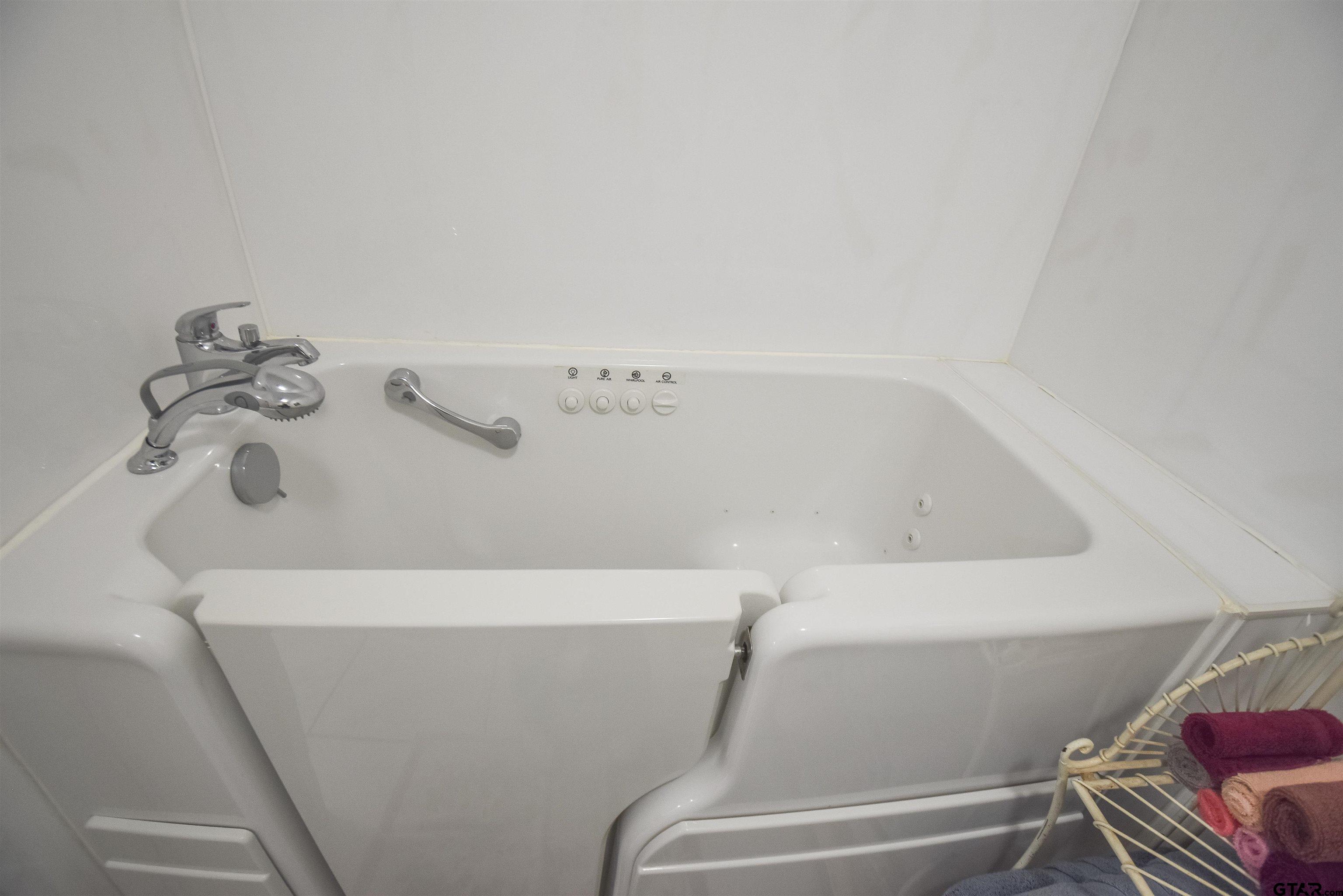 355 West Sugar Hill Road Reklaw, TX 75784 - Photo 20 of 38 a bathroom with a bathtub