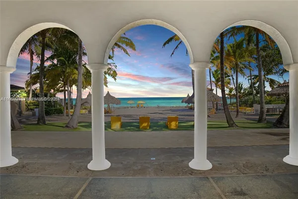 a view of entryway with garden