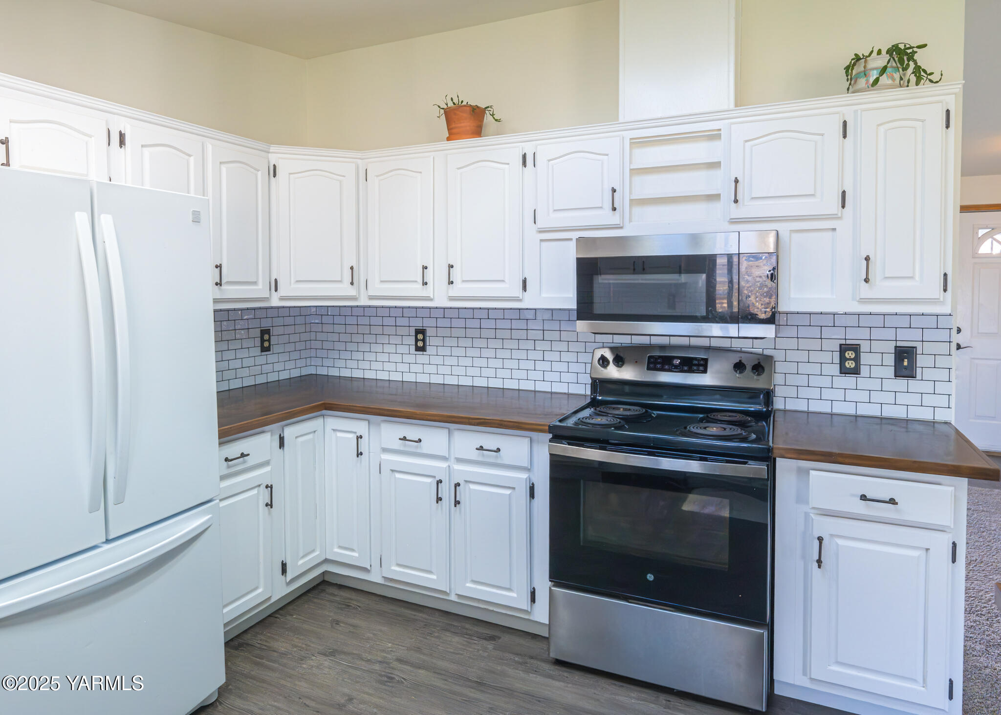 1421 Conrad Road Selah, WA 98942 - Photo 14 of 37 a kitchen with cabinets stainless steel appliances and a counter space