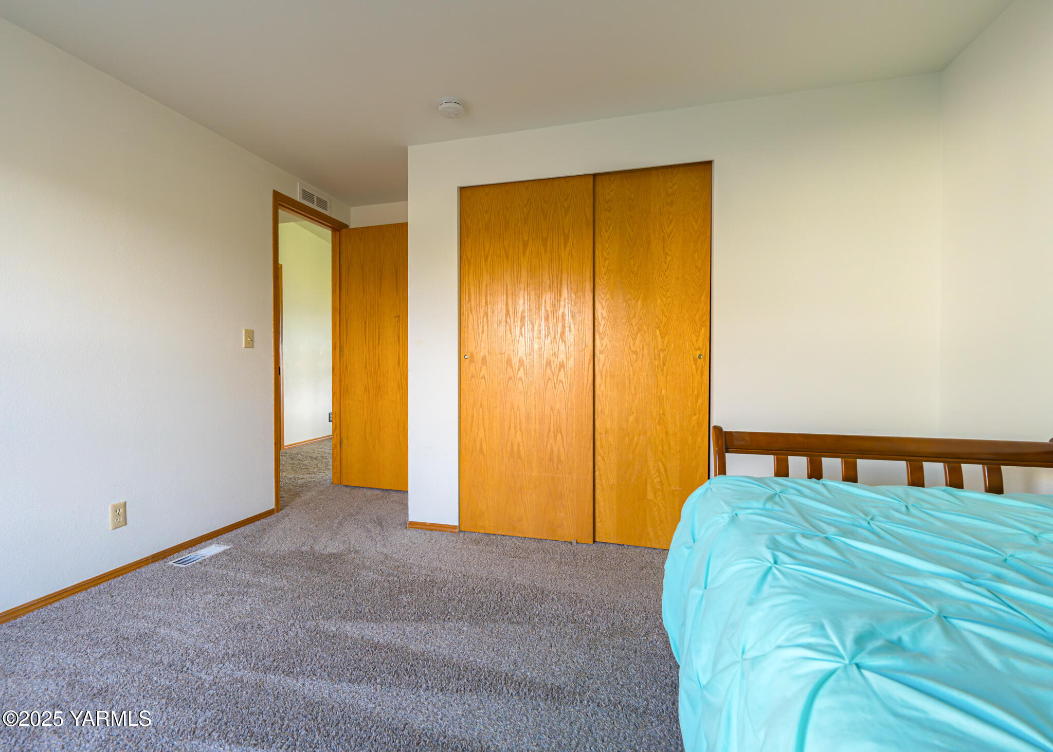 1421 Conrad Road Selah, WA 98942 - Photo 18 of 37 a bed room with a bed and chair