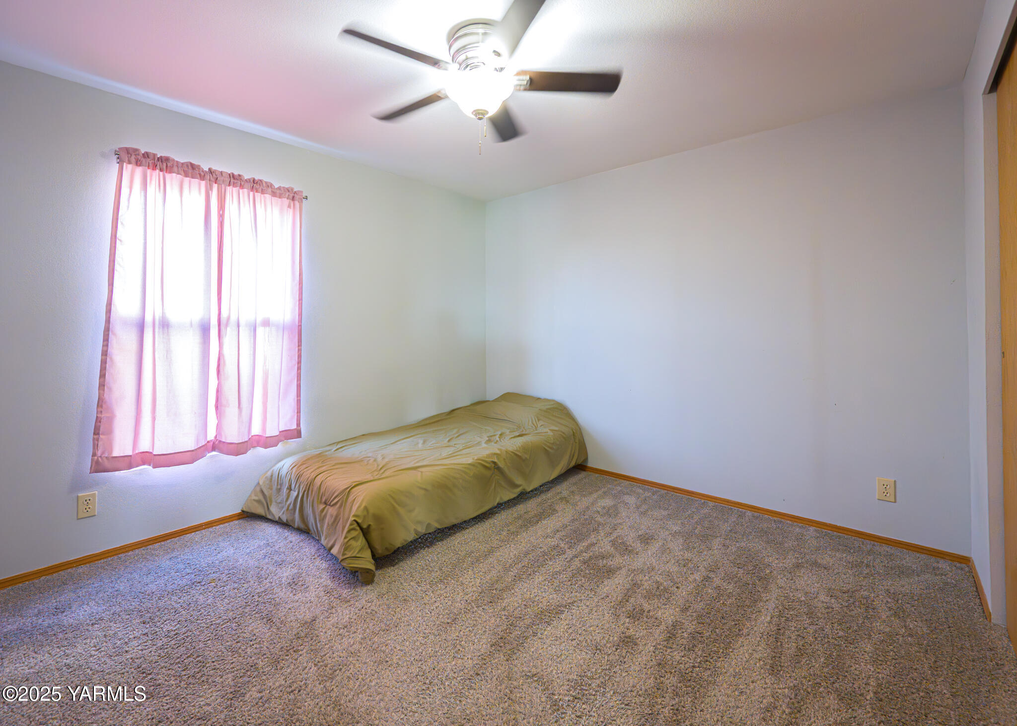 1421 Conrad Road Selah, WA 98942 - Photo 19 of 37 a bed sitting in a bedroom next to a window