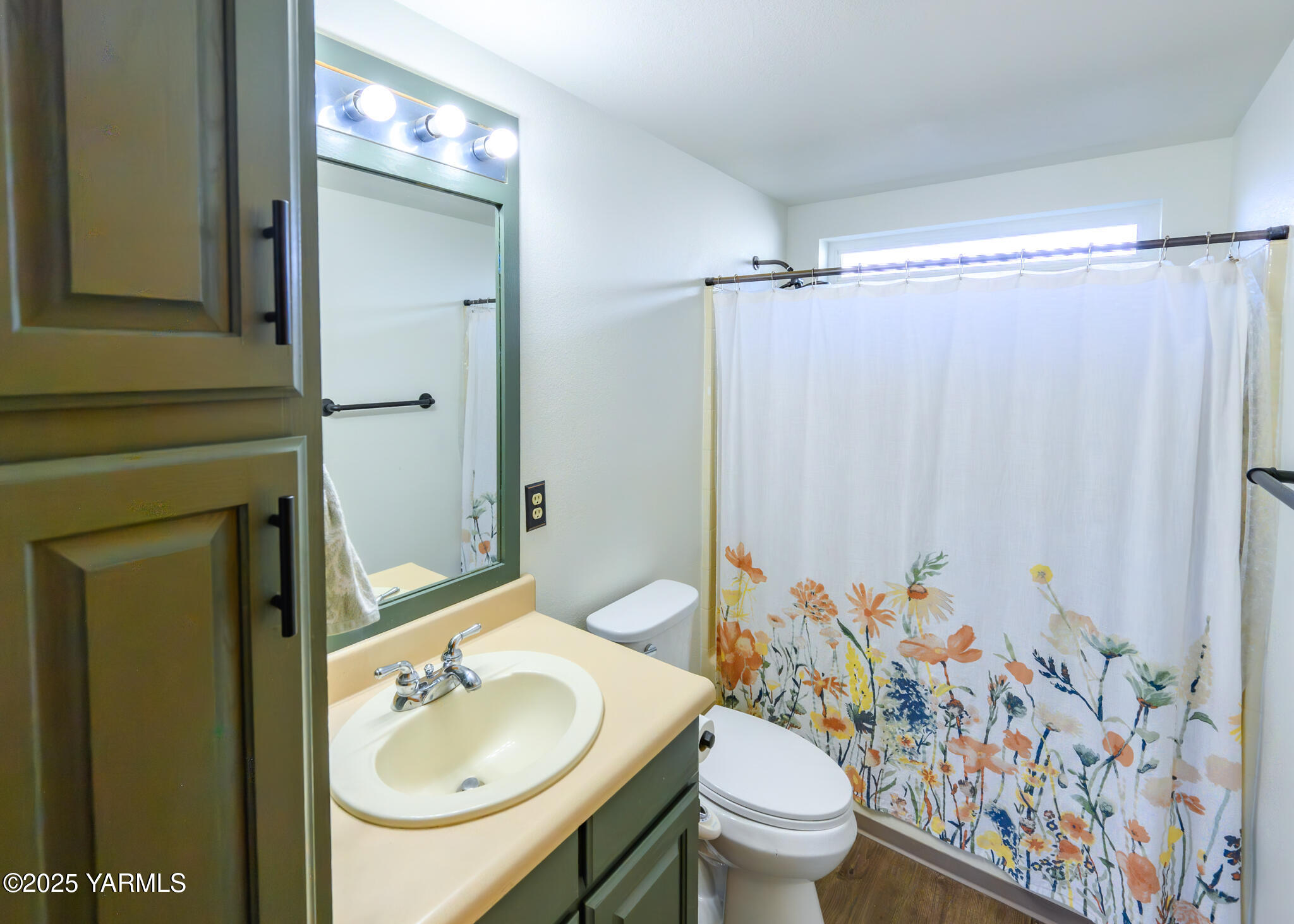 1421 Conrad Road Selah, WA 98942 - Photo 21 of 37 a bathroom with a sink toilet and shower