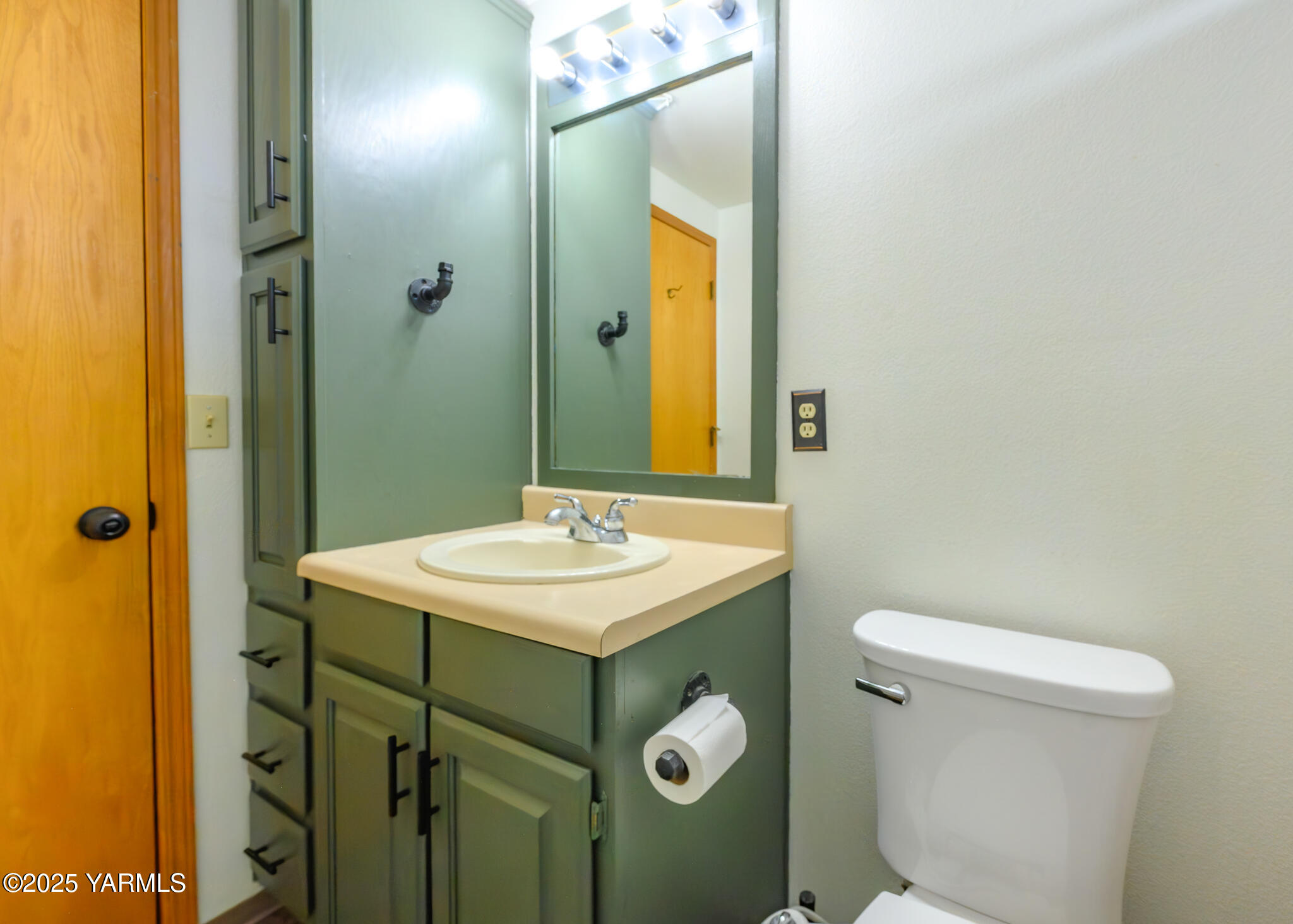 1421 Conrad Road Selah, WA 98942 - Photo 22 of 37 a bathroom with a sink a toilet and shower