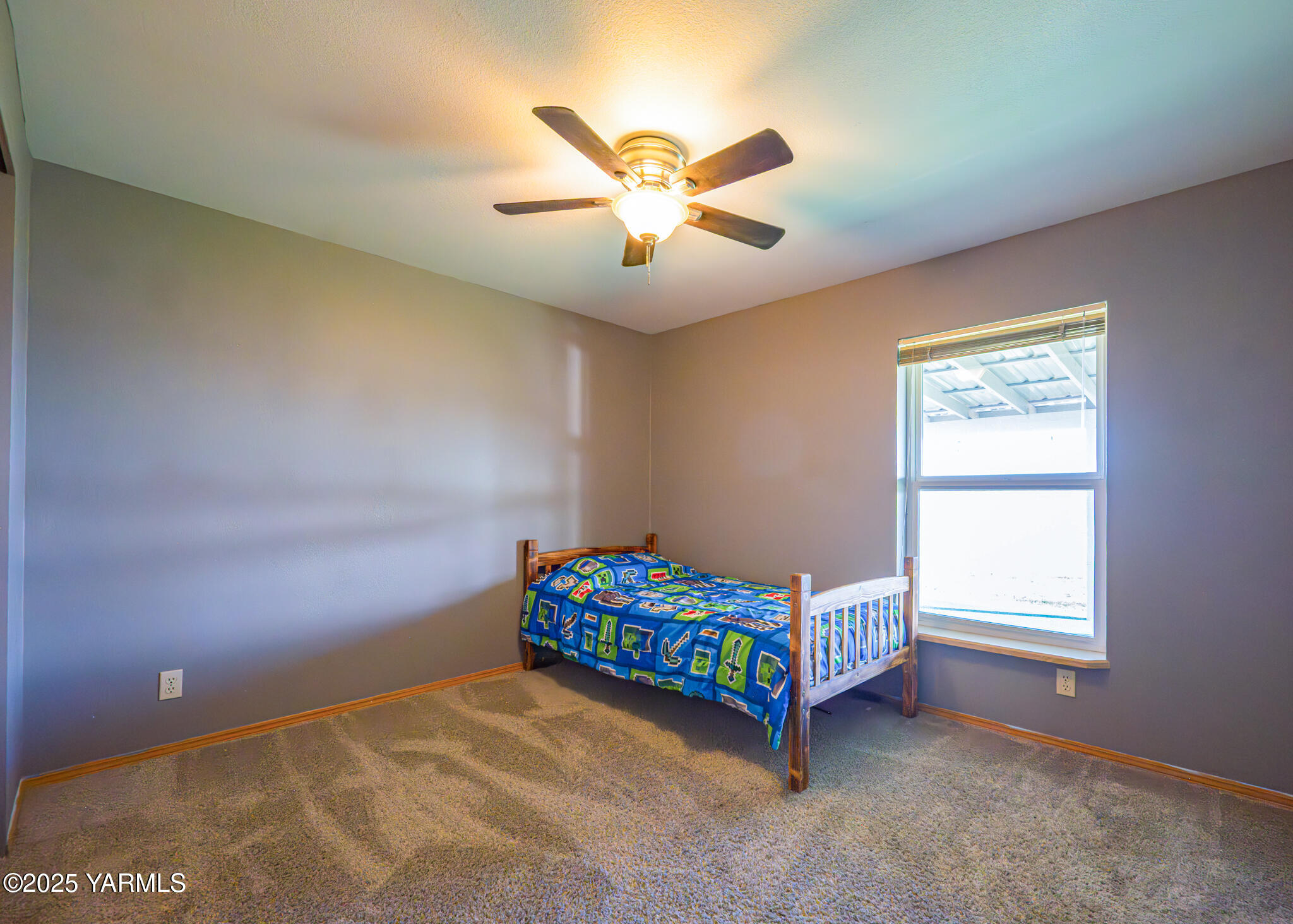 1421 Conrad Road Selah, WA 98942 - Photo 23 of 37 a room with bed and window