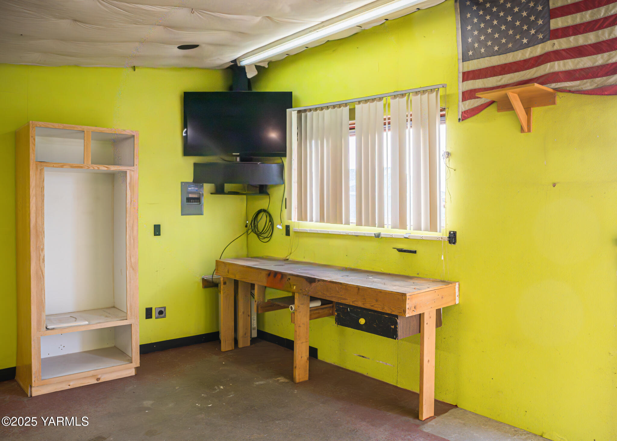 1421 Conrad Road Selah, WA 98942 - Photo 33 of 37 a room with a table and potted plant