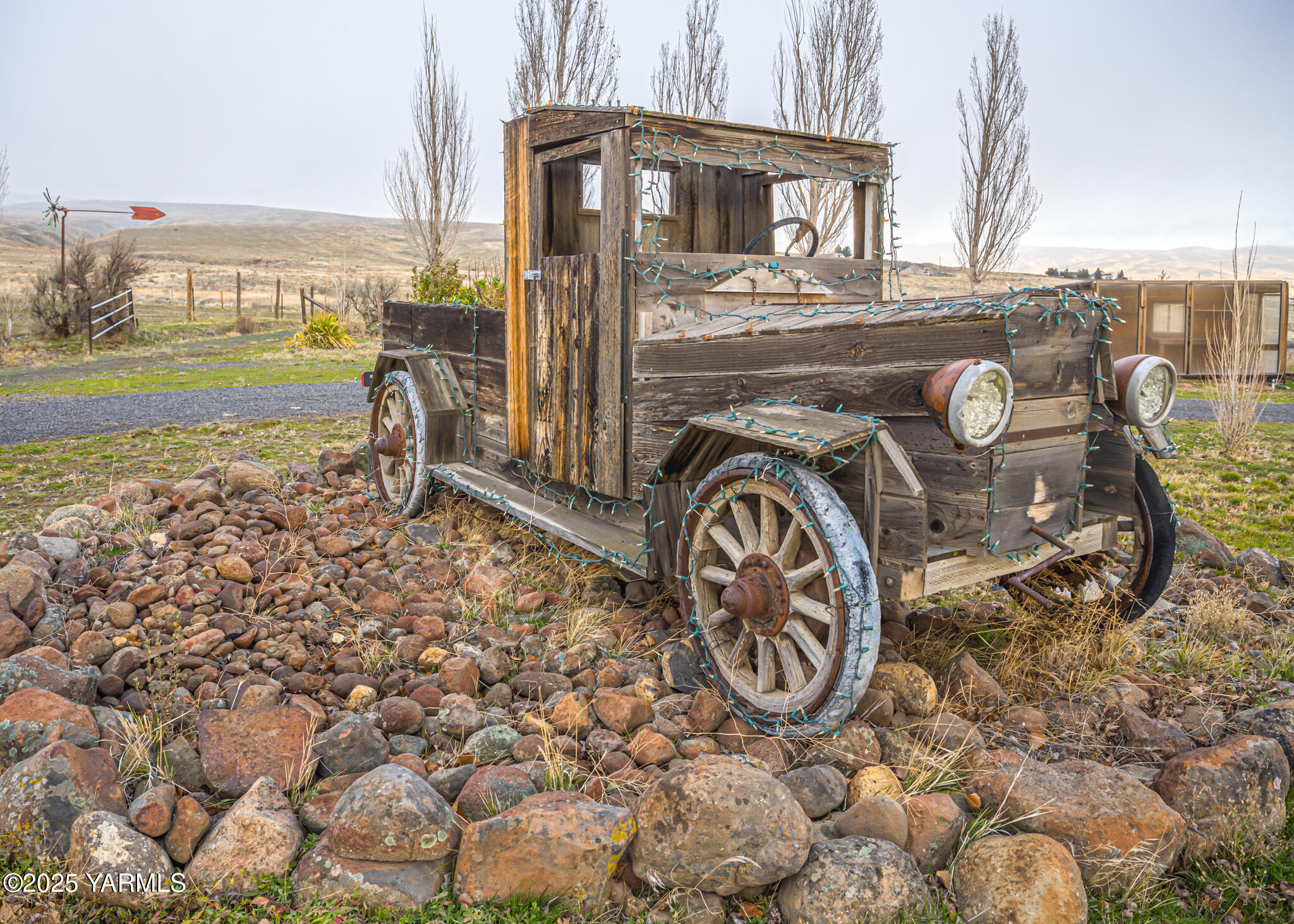 1421 Conrad Road Selah, WA 98942 - Photo 35 of 37 a view of a backyard with water fountain and barbeque oven