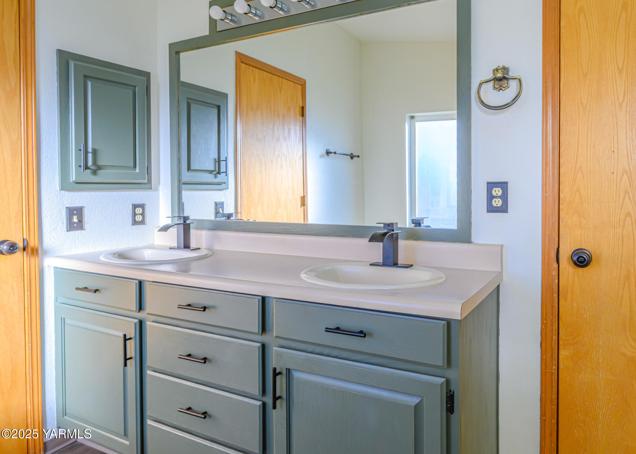 1421 Conrad Road Selah, WA 98942 - Photo 6 of 37 a bathroom with a sink and a mirror