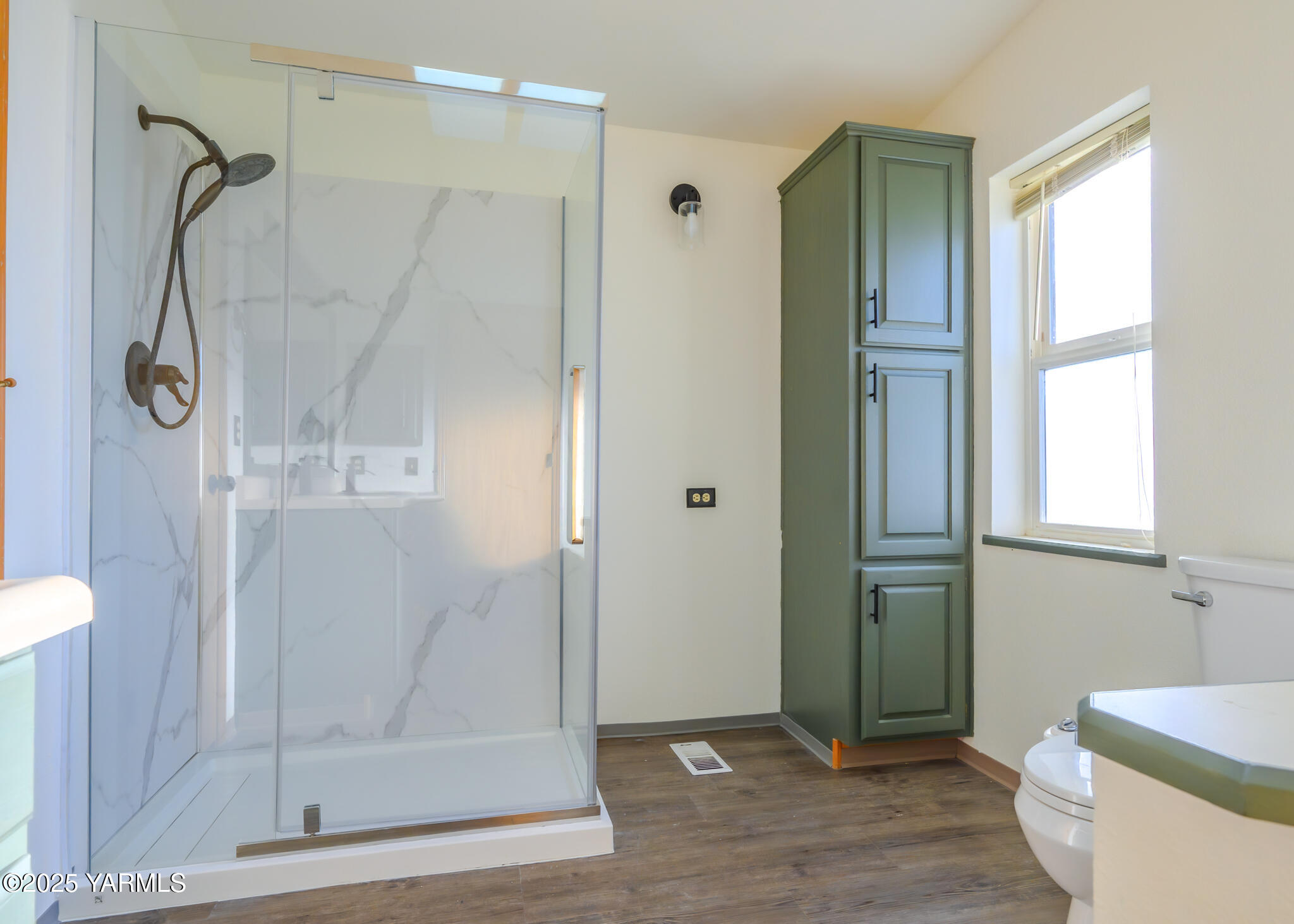 1421 Conrad Road Selah, WA 98942 - Photo 8 of 37 a bathroom with a glass shower door