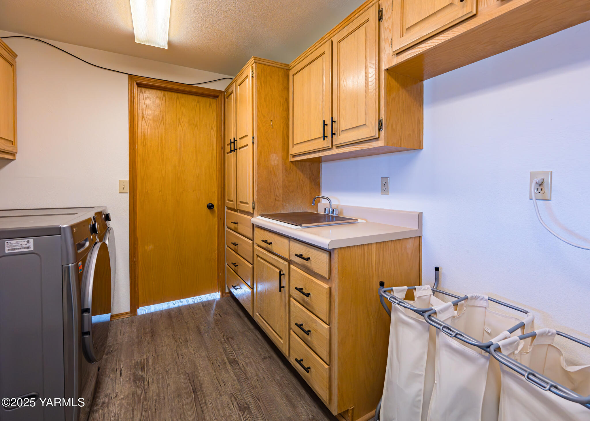 1421 Conrad Road Selah, WA 98942 - Photo 9 of 37 a utility room with cabinets washer and dryer