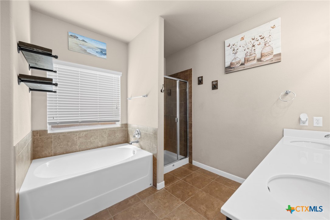 517 Coventry Drive Temple, TX 76502 - Photo 23 of 34 a bathroom with a bathtub and a shower