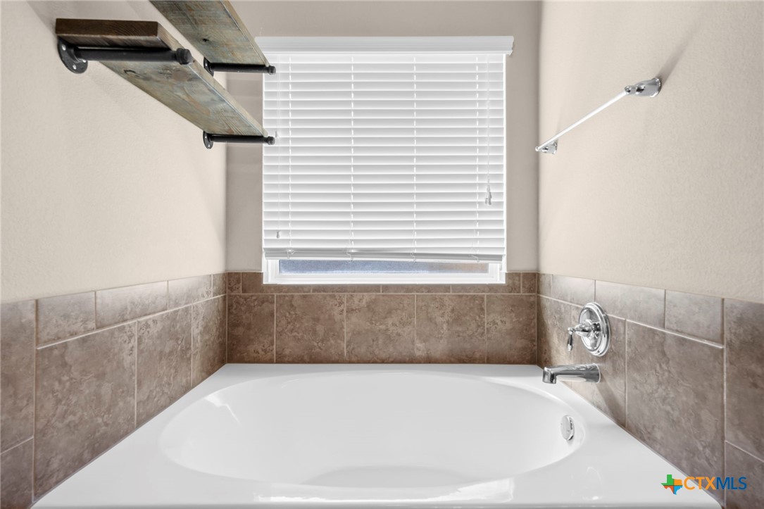 517 Coventry Drive Temple, TX 76502 - Photo 28 of 34 a bathroom with a bathtub