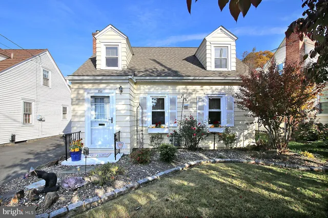 a view of house with outdoor space