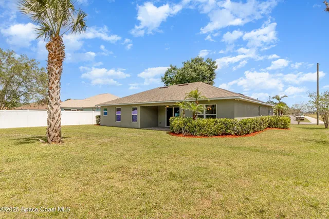 a view of a house with backyard and garden