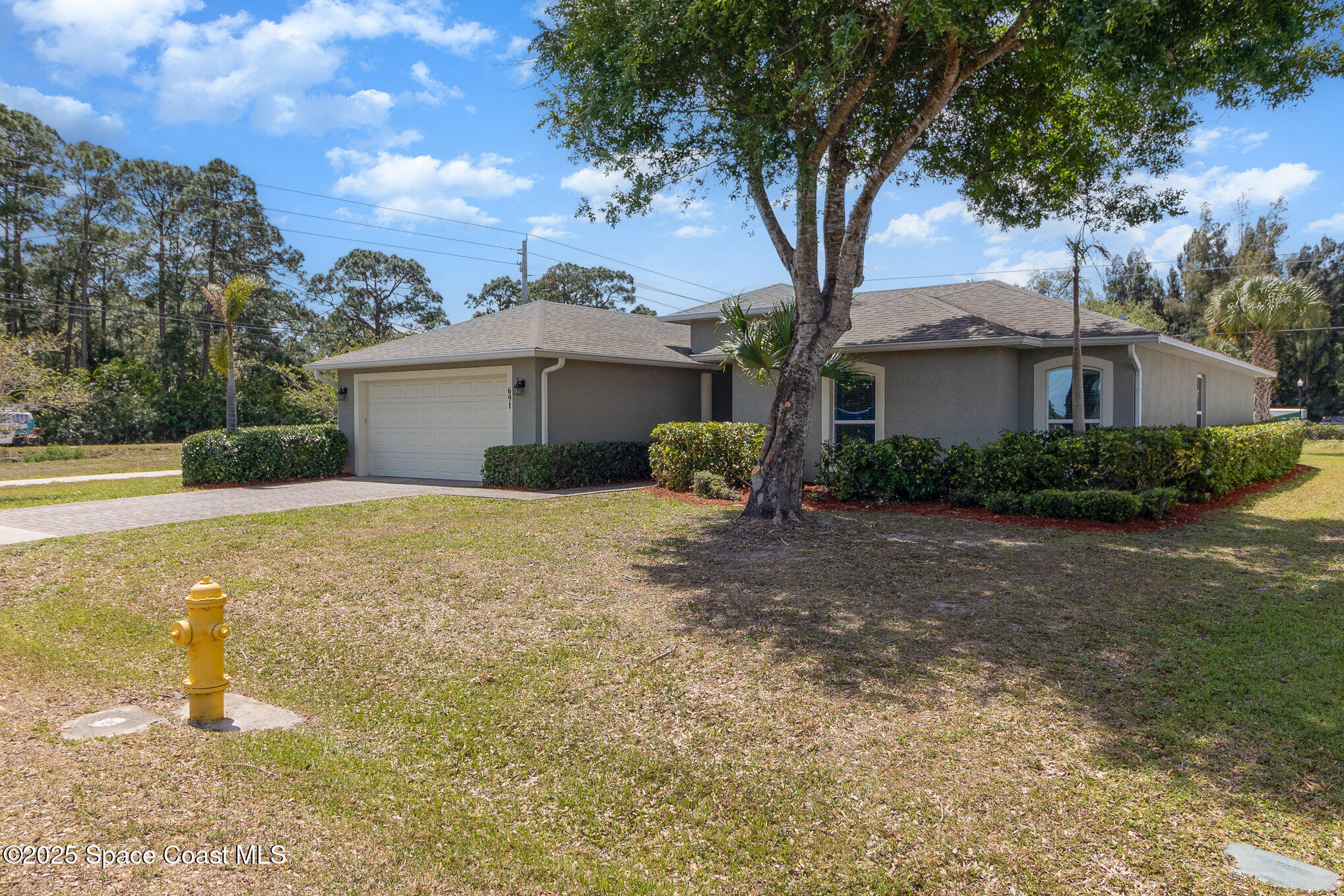 691 Belvedere Road Northwest Palm Bay, FL 32907 - Photo 4 of 26 a front view of a house with garden