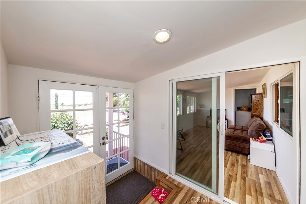 7127 Phelan Road Phelan, CA 92371 - Photo 25 of 44 a room with a bed and a balcony view