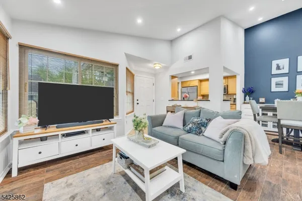 $399,000 | 33 Foxwood Court, Bedminster, NJ 07921