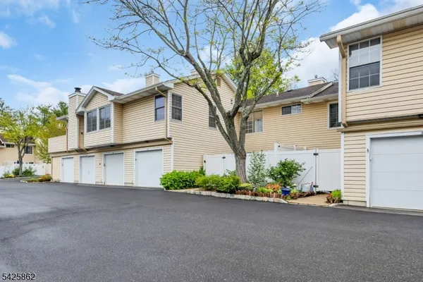 $399,000 | 33 Foxwood Court, Bedminster, NJ 07921