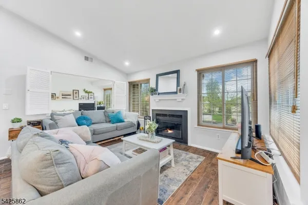 $399,000 | 33 Foxwood Court, Bedminster, NJ 07921