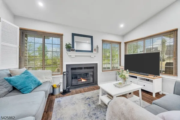 $399,000 | 33 Foxwood Court, Bedminster, NJ 07921