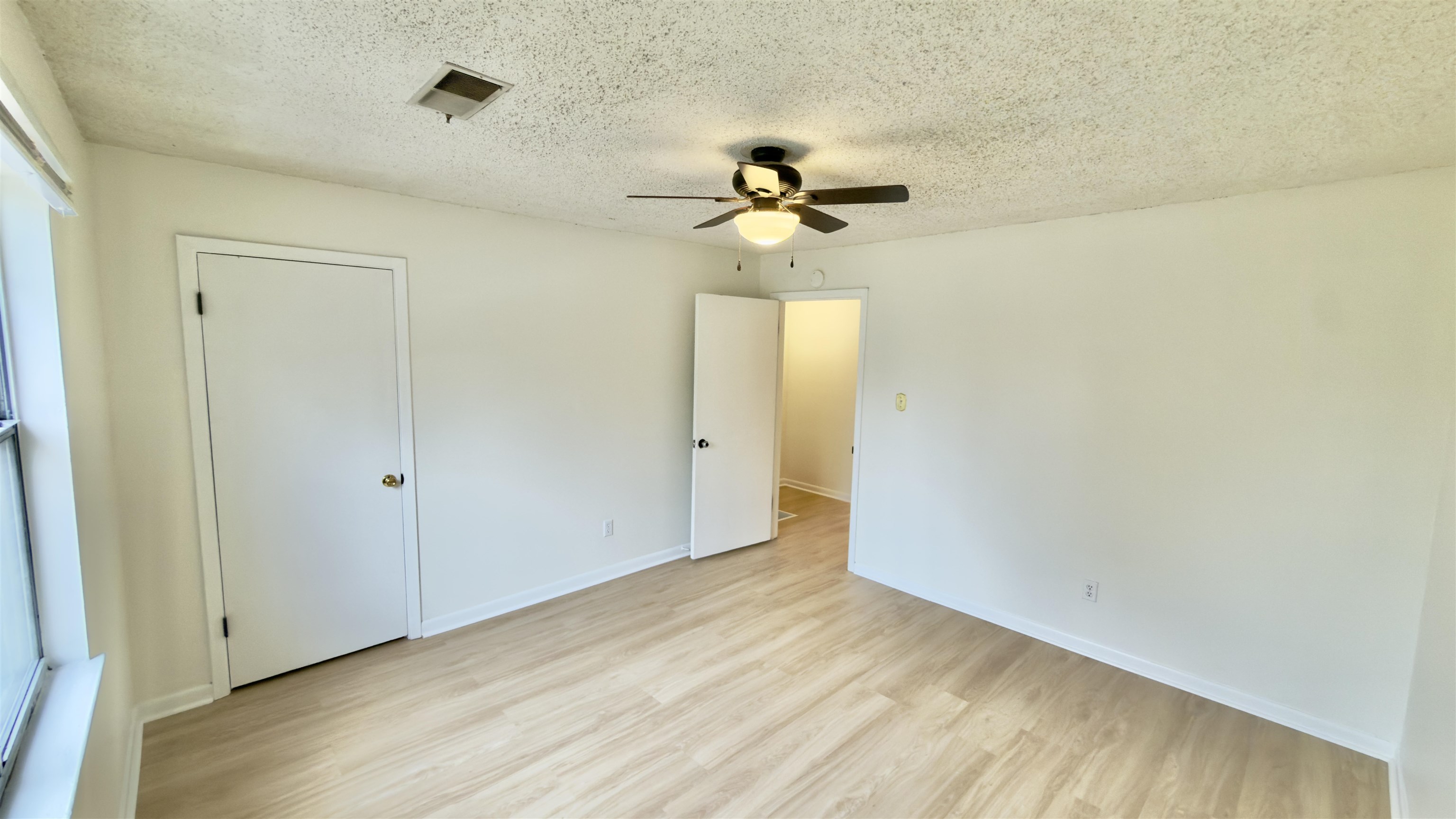 3799 Carnes Avenue Memphis, TN 38111 - Photo 4 of 16 a view of a big room with wooden floor and a chandelier fan