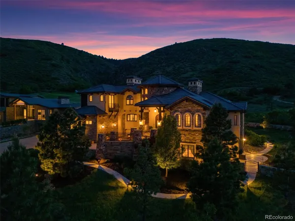 a view of a house with a big yard