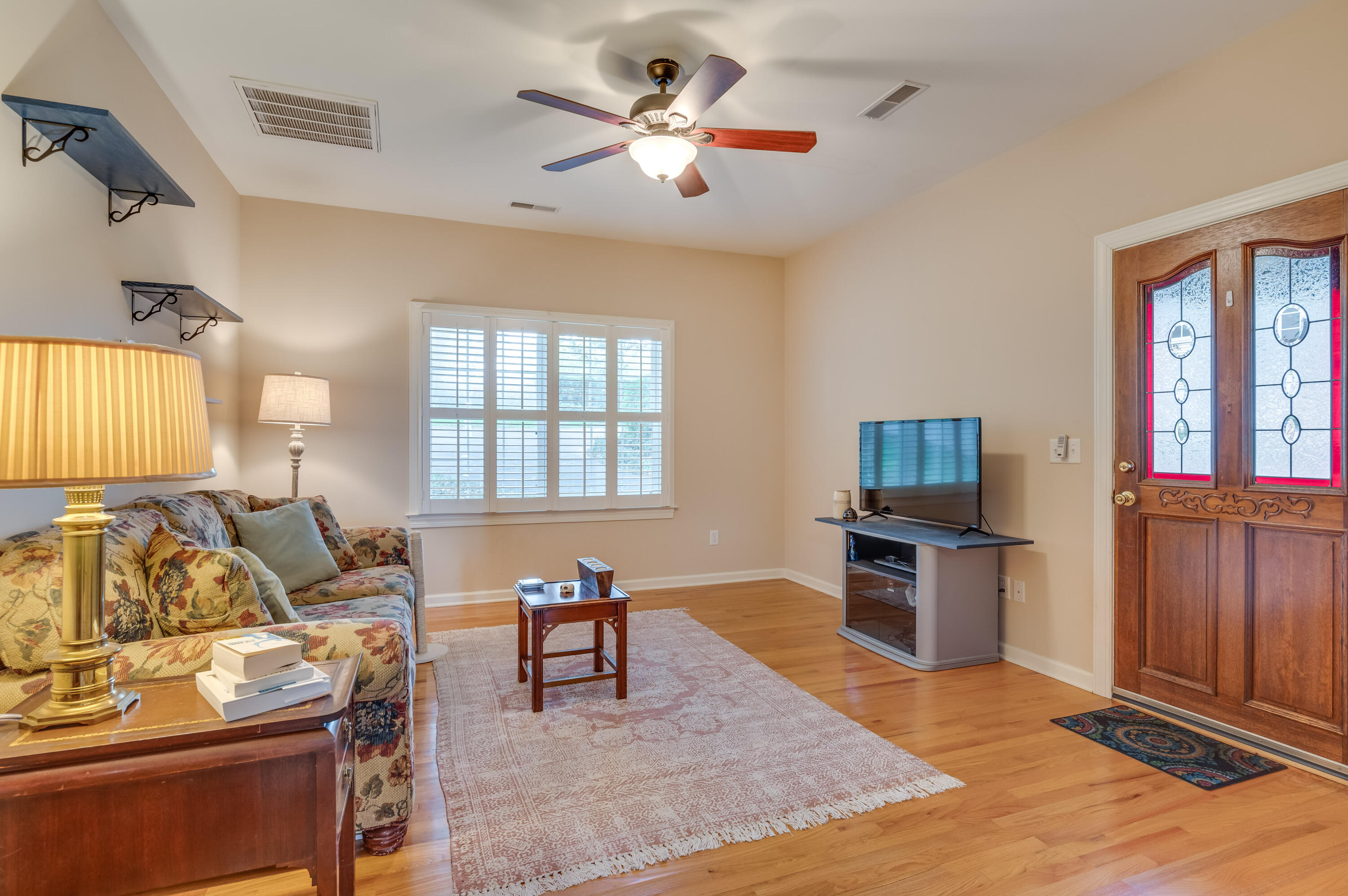 724-726 Dallas Road Chattanooga, TN 37405 - Photo 35 of 46 COTTAGE LIVING ROOM