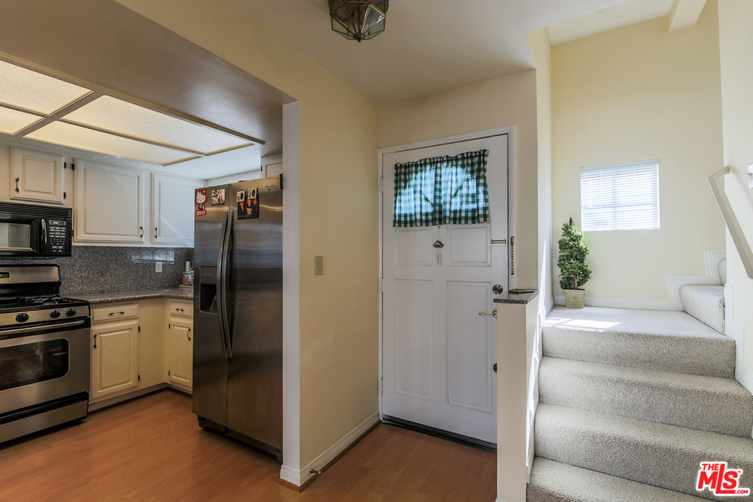 2234 Del Mar Road, Unit 9 Montrose, CA 91020 - Photo 5 of 25
