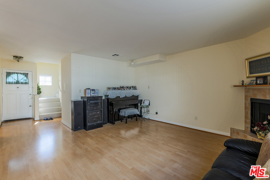 2234 Del Mar Road, Unit 9 Montrose, CA 91020 - Photo 8 of 25