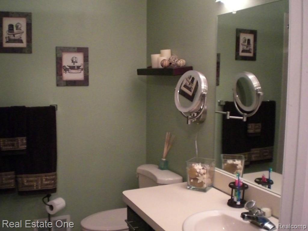 35820 Springvale Street Farmington, MI 48331 - Photo 17 of 29 CIMG3031.jpg