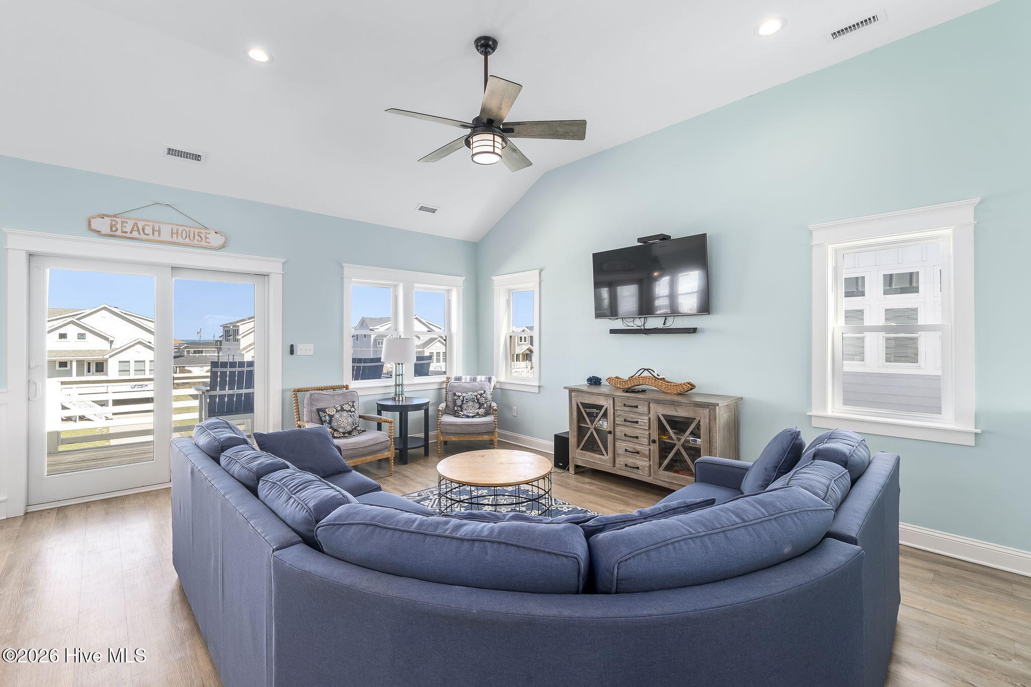 4616 Lindbergh Avenue Kitty Hawk, NC 27949 - Photo 25 of 78 Living Room Top Floor