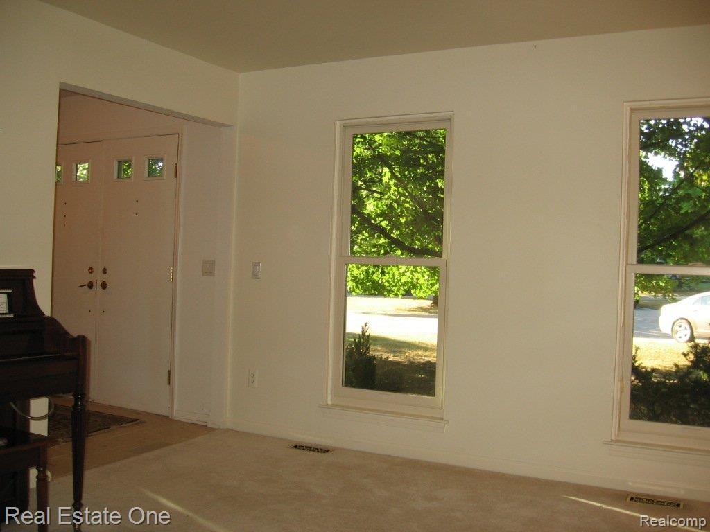 733 Spartan Drive Rochester, MI 48309 - Photo 5 of 7 Living Room