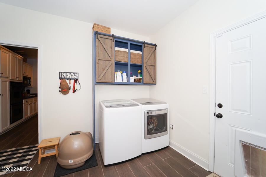 5281 Purple Road Byron, GA 31008 - Photo 12 of 42 a room with a washer and dryer