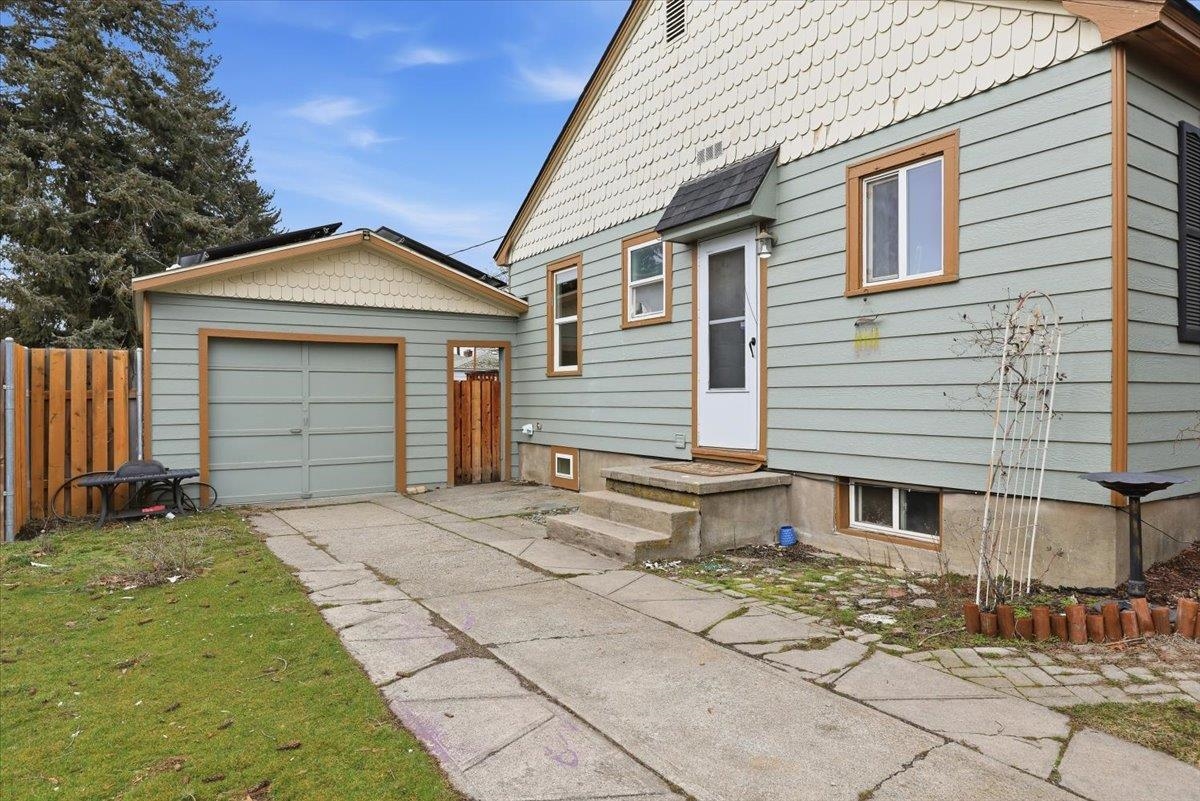 3923 North Hawthorne Street Spokane, WA 99205 - Photo 3 of 32
