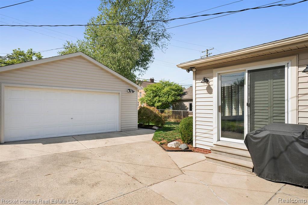 1629 Prestwick Road Grosse Pointe Woods, MI 48236 - Photo 33 of 37