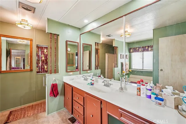 a en suite bathroom with a shower