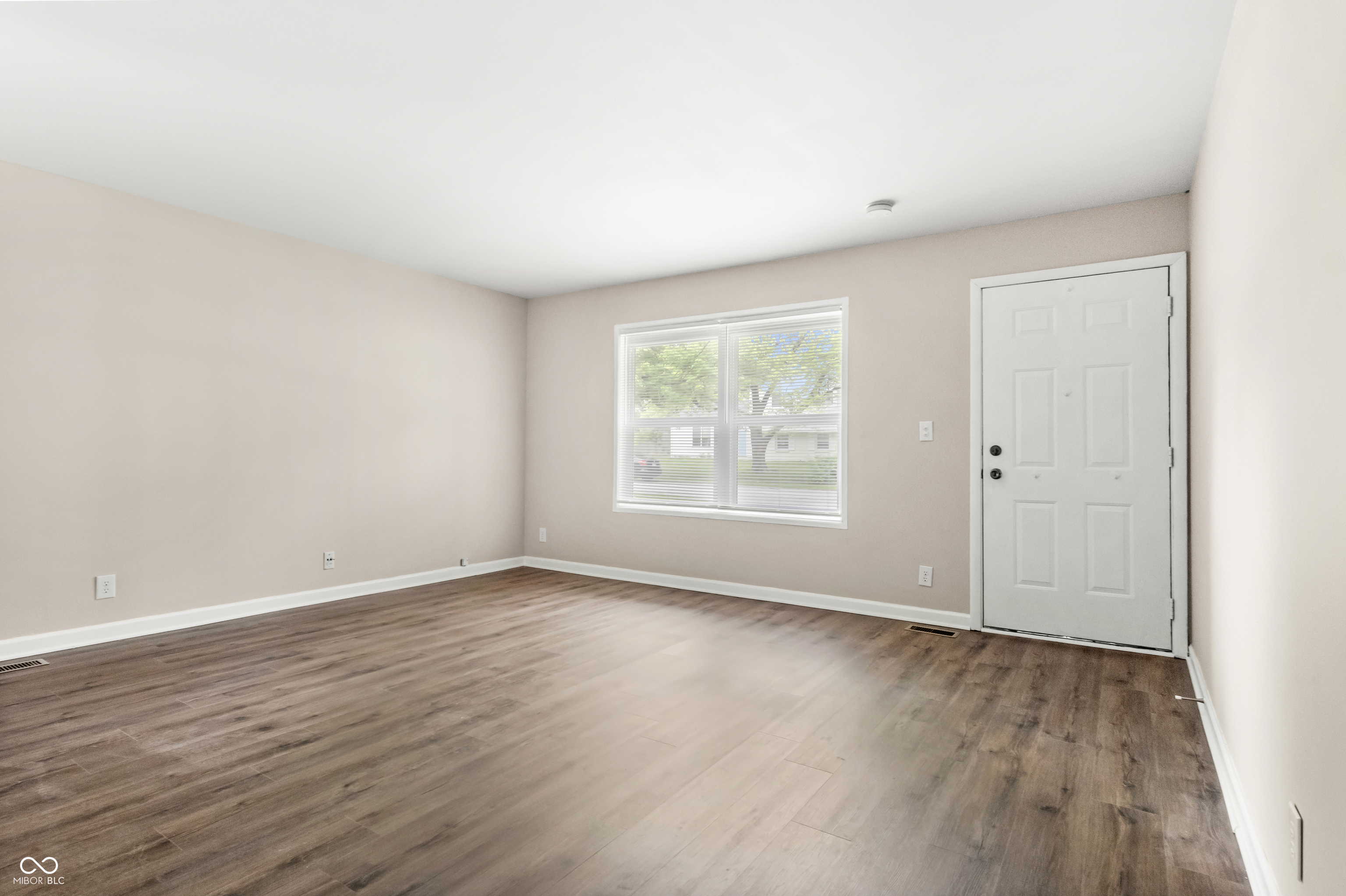 8128 Barry Road Indianapolis, IN 46219 - Photo 11 of 20
