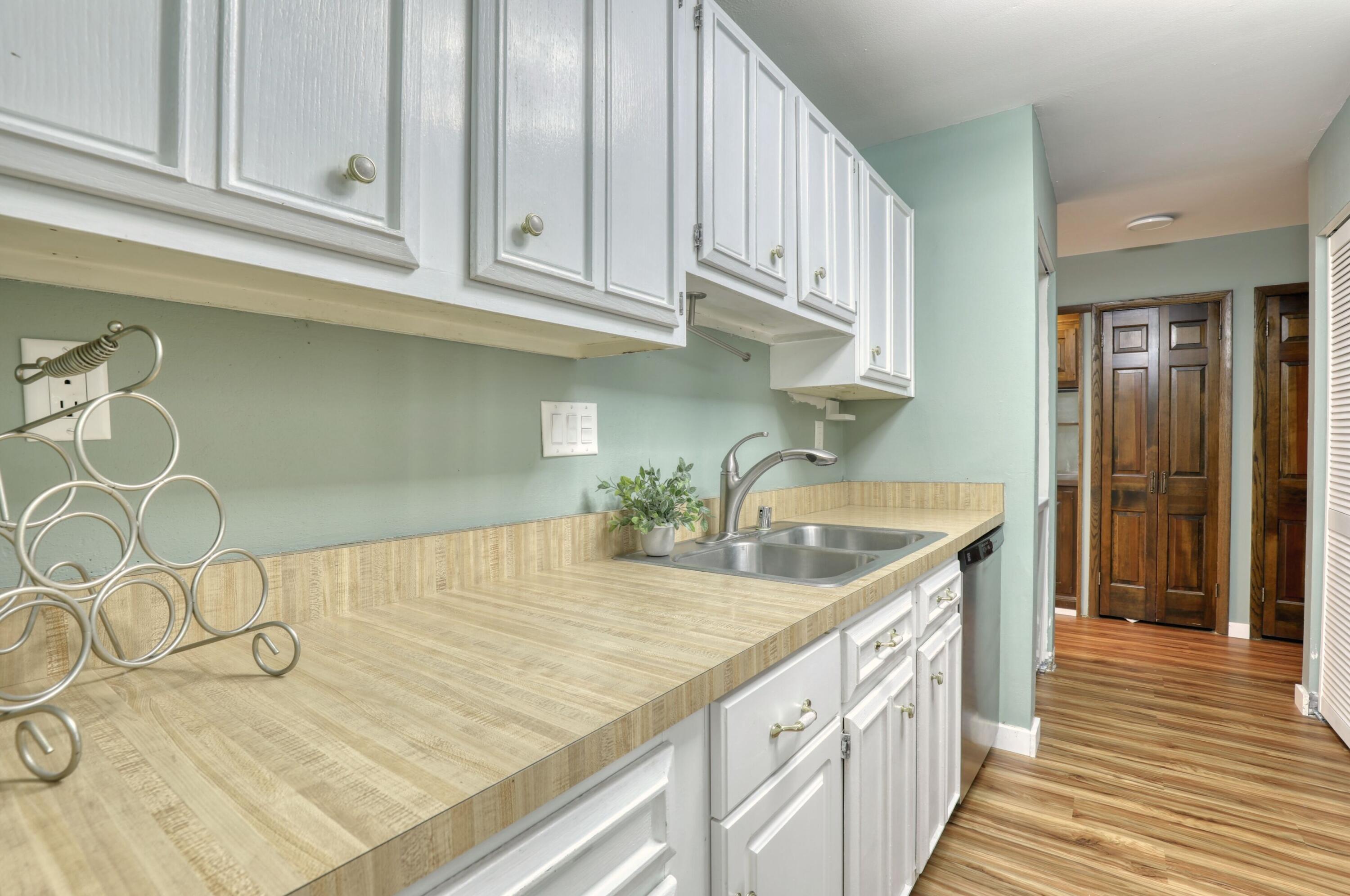 4215 North 100th Street, Unit 151C Milwaukee, WI 53222 - Photo 5 of 39 Kitchen Cont.