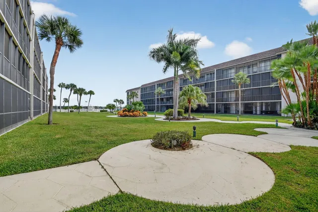$219,000 | 2424 North Federal Highway, Unit 207, Boynton Beach, FL 33435