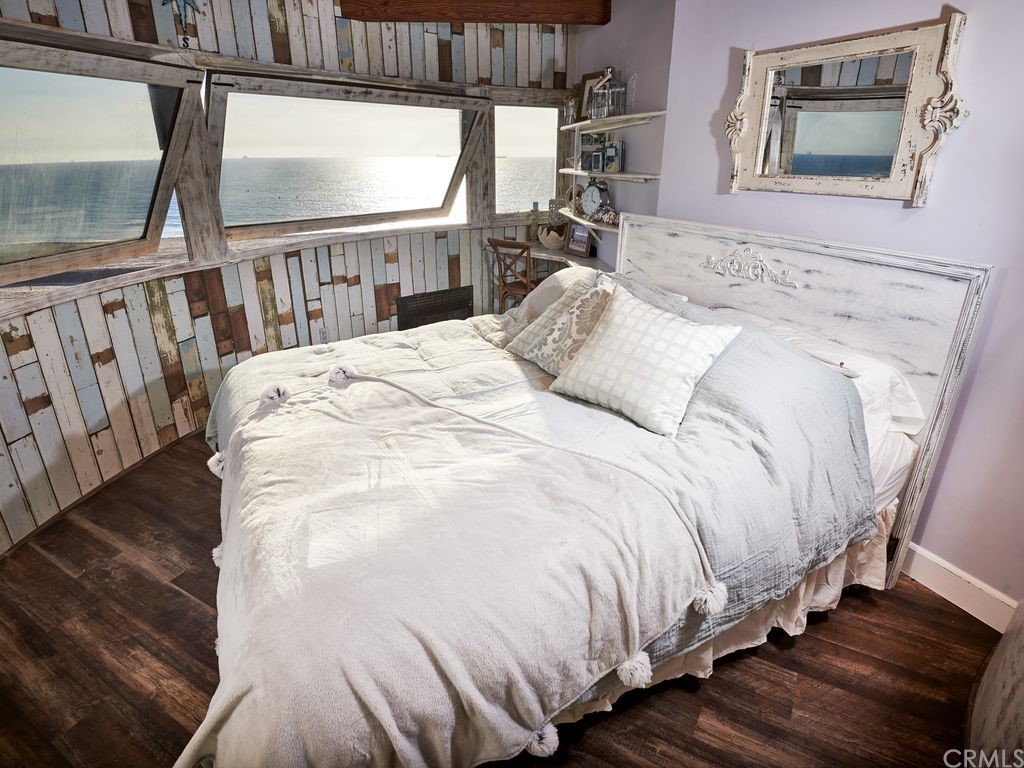 1 Anderson Street Seal Beach, CA 92649 - Photo 17 of 23 a large bed sitting in a bedroom next to a window