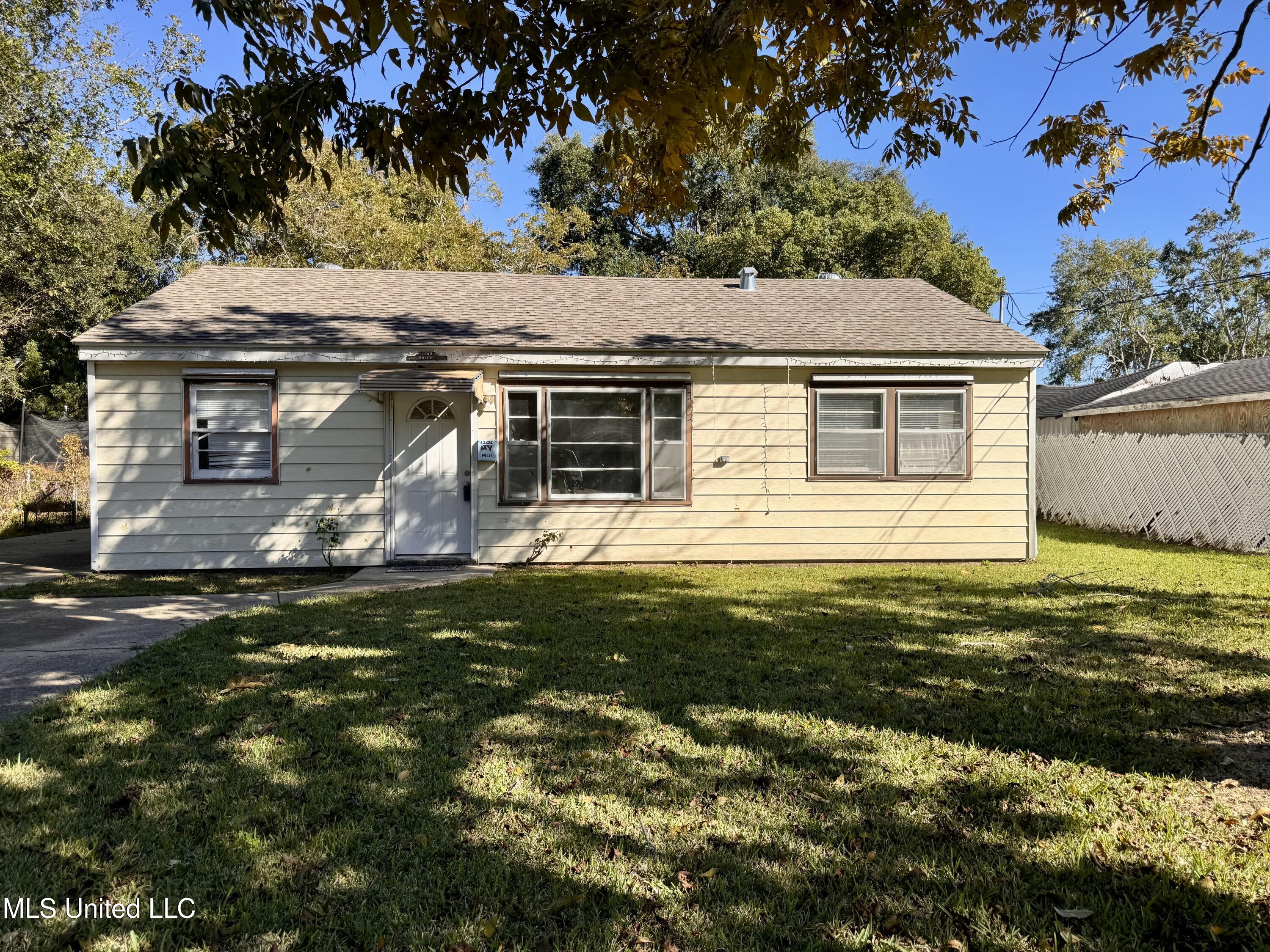 1202 13th Street Pascagoula, MS 39567 - Photo 2 of 23 IMG_8986