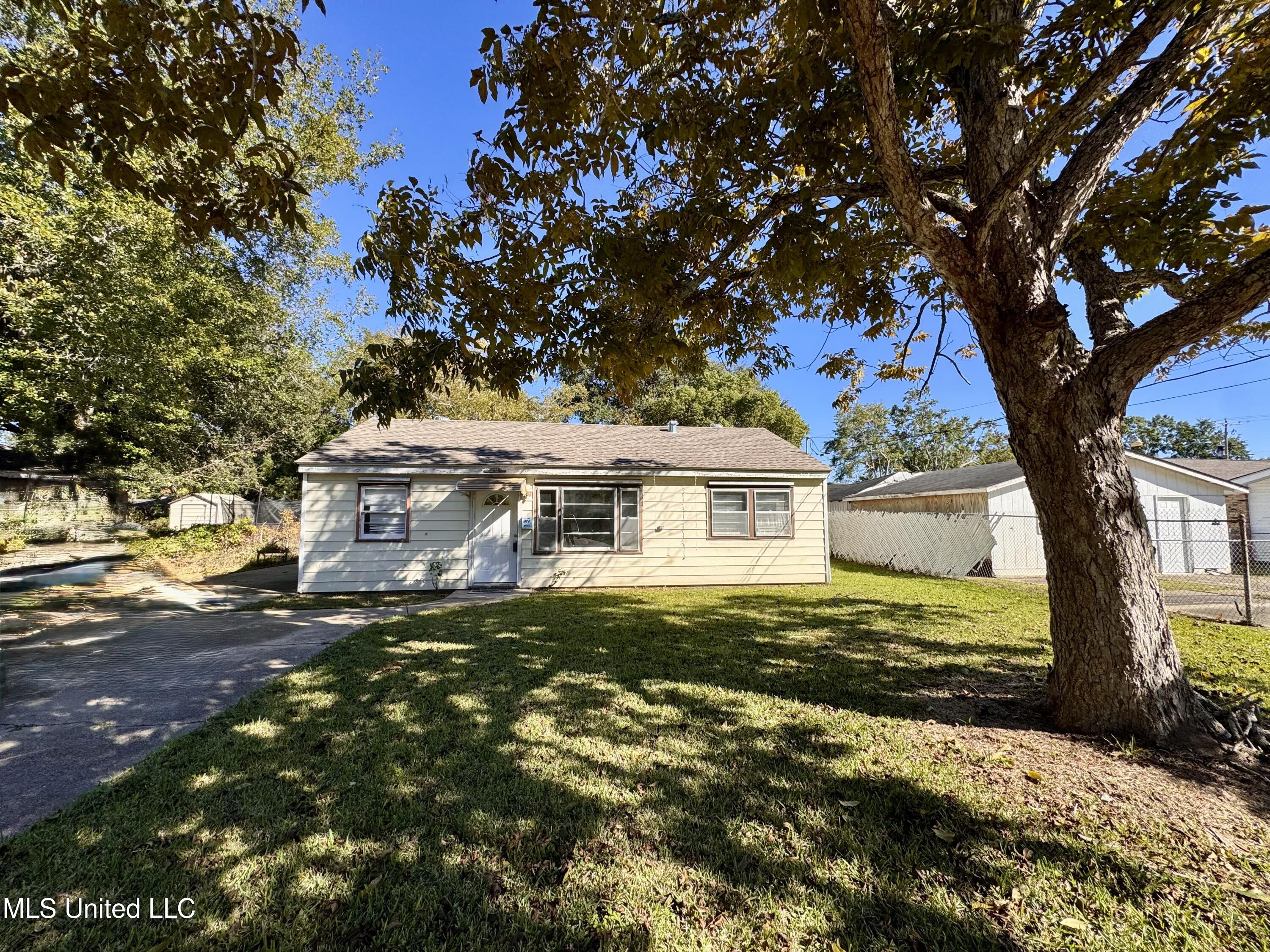 1202 13th Street Pascagoula, MS 39567 - Photo 3 of 23 IMG_8987